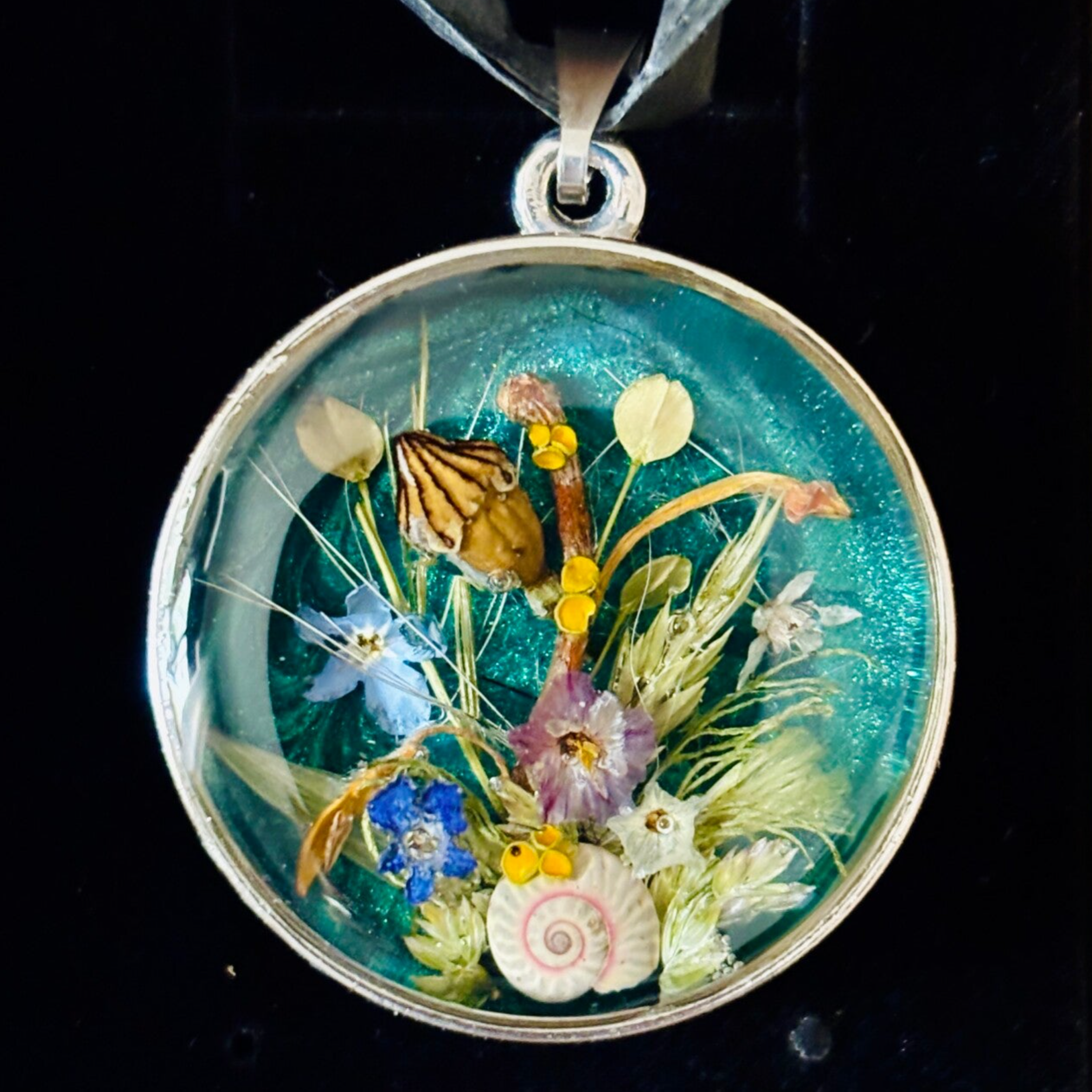 Erinnerungsschmuck Halskette mit Tierfell und Blumen