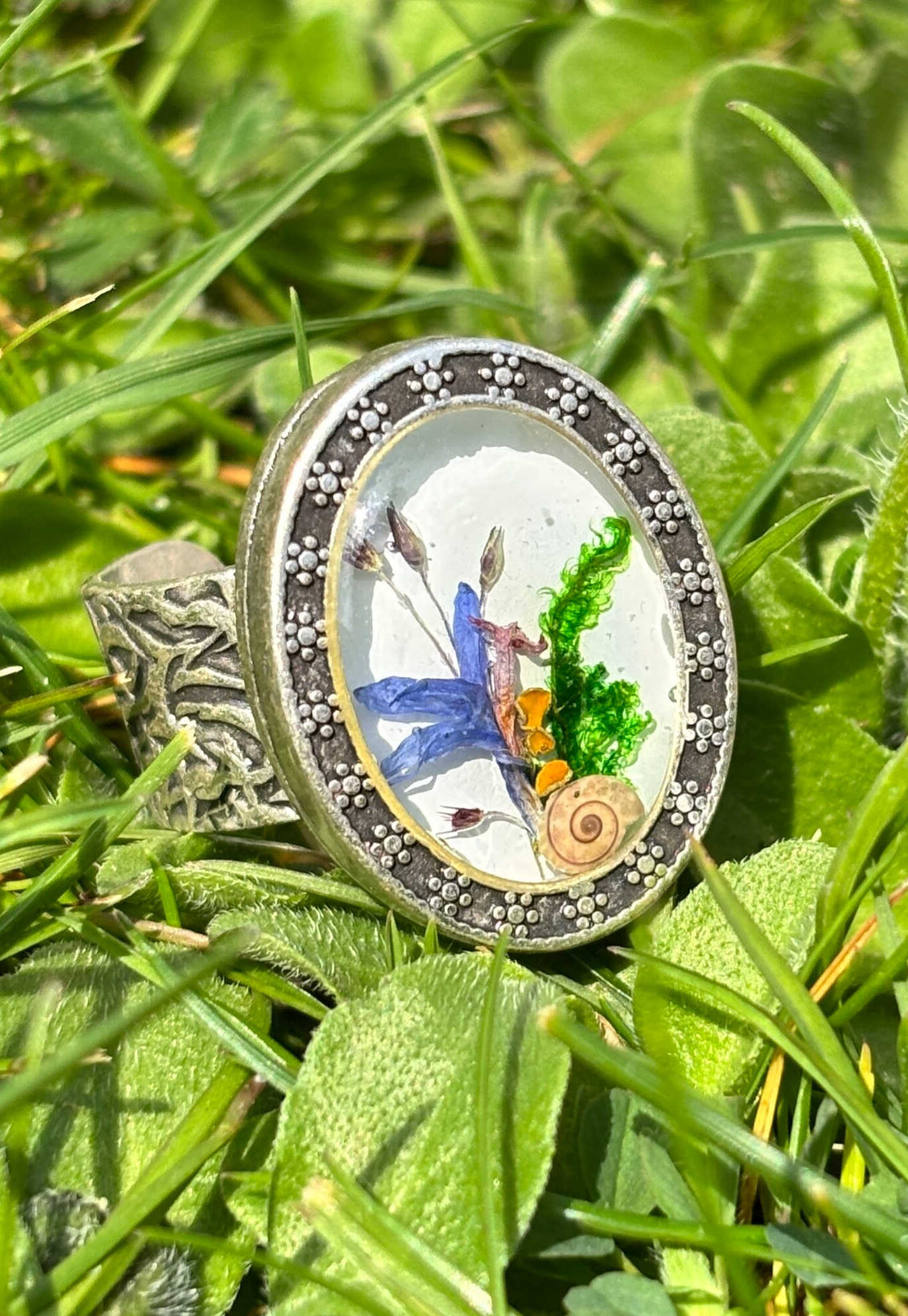 Vintage Ring Unikat: Statement Ring mit echter Kornblume, Moos und Schneckenhaus in Resin - Boho Naturschmuck