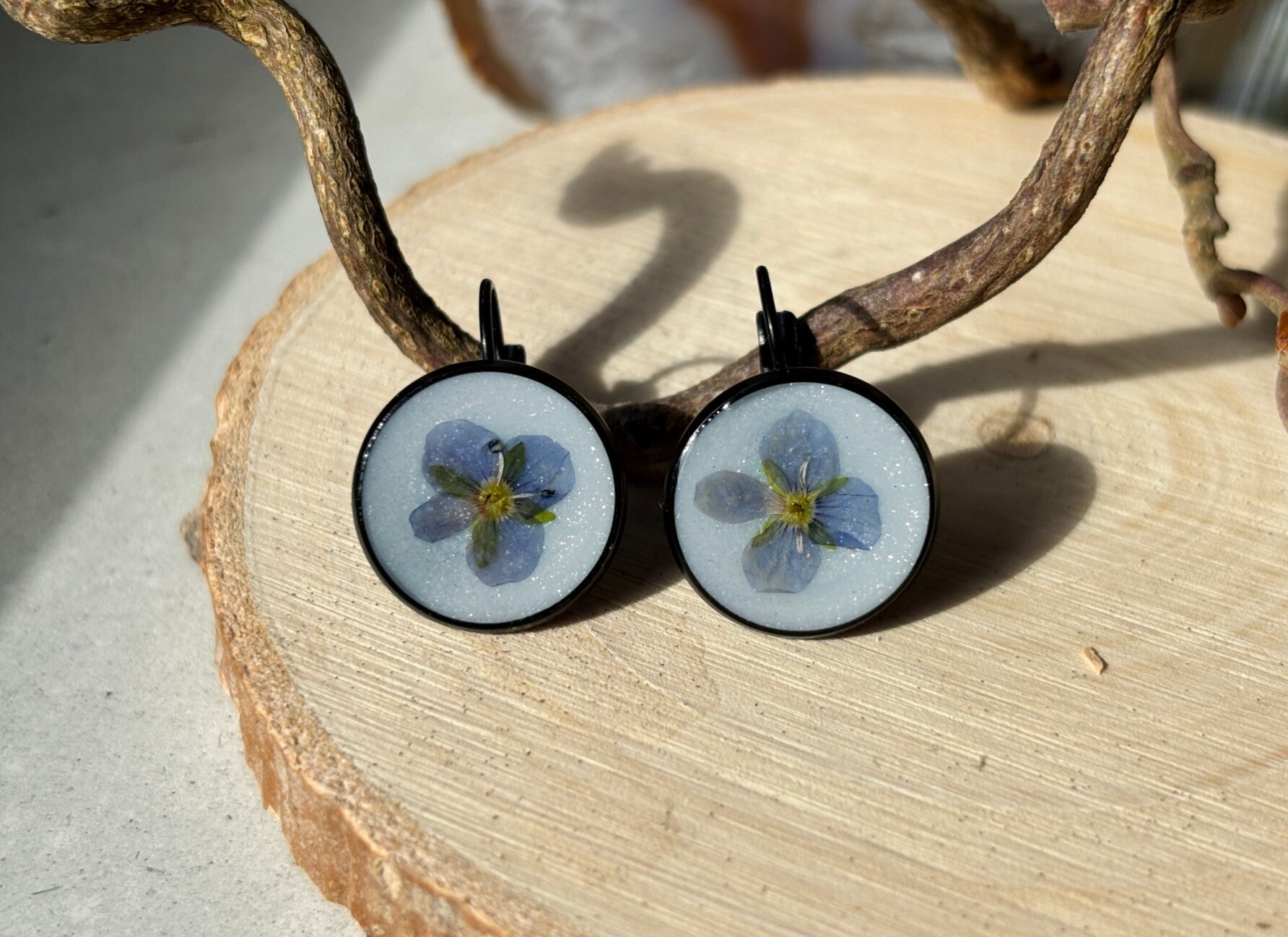Ohrringe mit Blumen - schwarze Edelstahl Ohrhänger - Naturschmuck Unikat