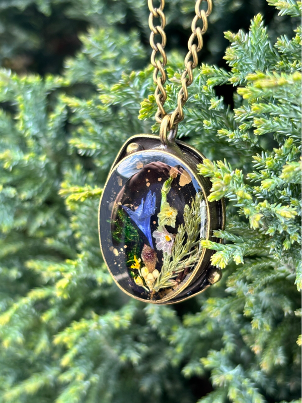 Boho Schmuck mit echter Kornblume: Ovale Statement Kette mit Waldpflanzen in antik bronze - handgefertigter Waldschmuck