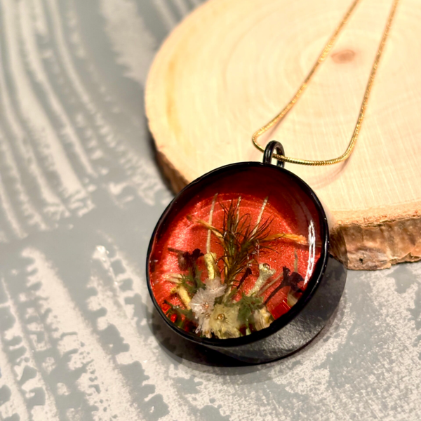 Naturschmuck Statement Kette: Mystischer Kettenanhänger mit Moos, Flechten und Blüten - handgemachter Waldschmuck
