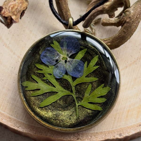 Mystischer Blumenschmuck: Ehrenpreis Halskette - Waldschmuck mit echter Blüte und Gräsern - Naturschmuck Unikat