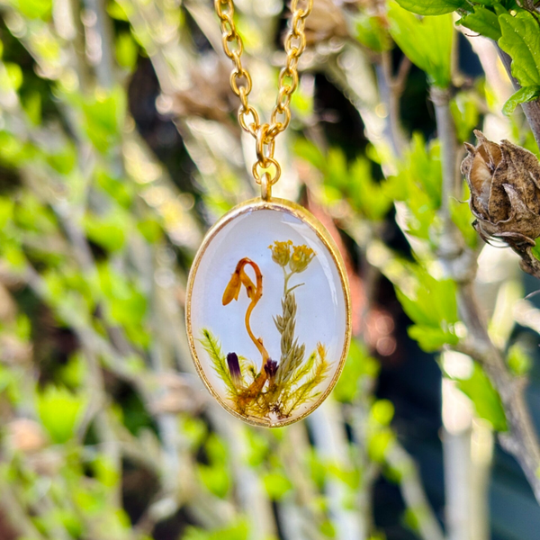 Goldene Naturmagie: Handgemachte ovale Statement Kette mit echtem Moos & gelben Blüten - handgefertigter Waldschmuck
