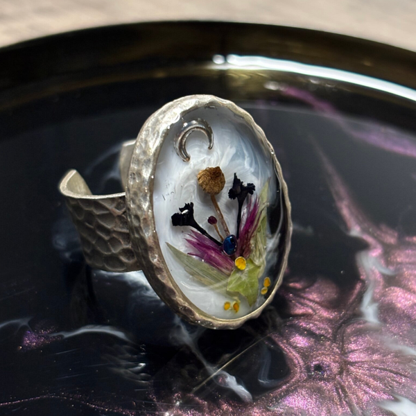 Statement Ring aus Epoxidharz mit echten Blüten & Pilz - Mondring - Naturschmuck Unikat