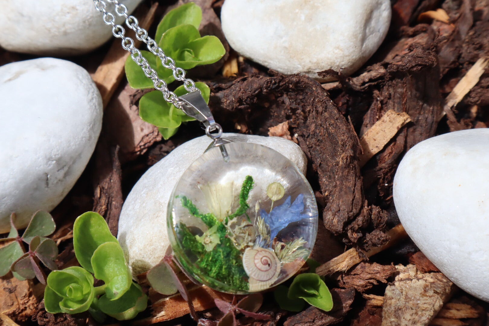 Zauberhafter Waldschmuck: Handgemachte runde Kette mit Kornblume, Strandflieder, Moos & echtem Schneckenhaus in Resin - handgefertigter Schmuck mi Blumen