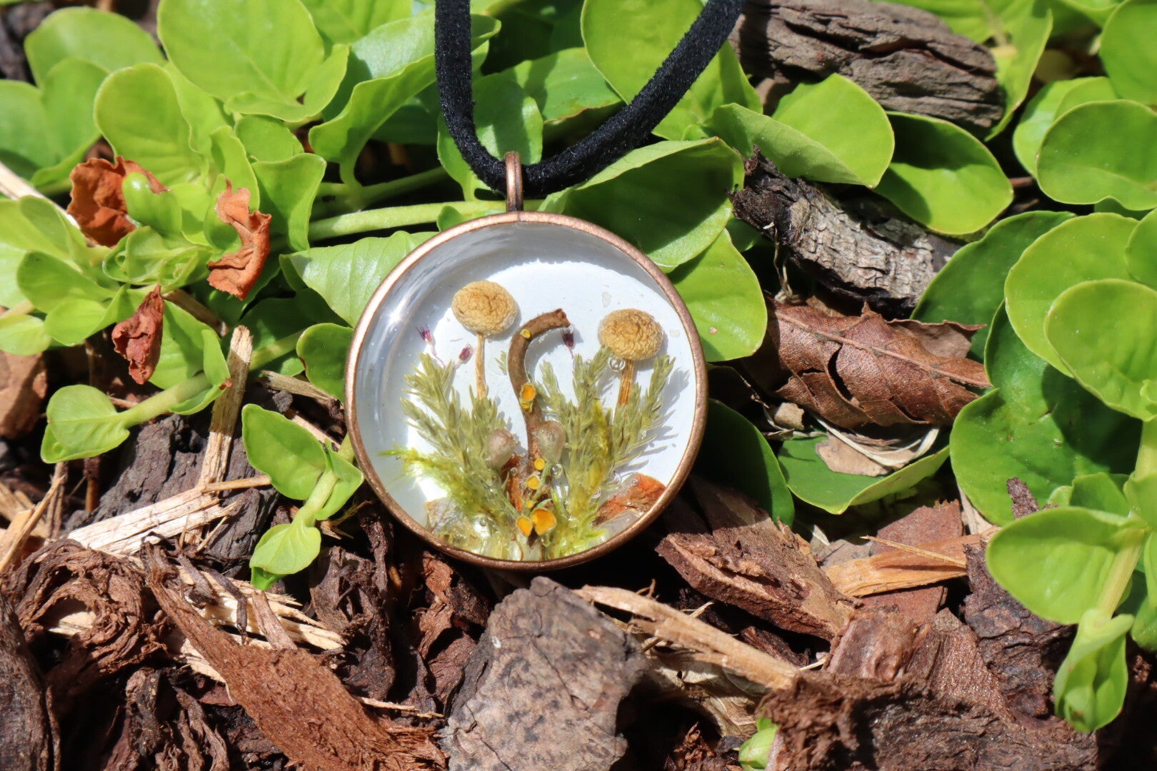 Cottagecore Traum: Handgemachte Statement Kette mit echten Mini-Pilzen, Moos und Flechten - handgefertigter Waldschmuck