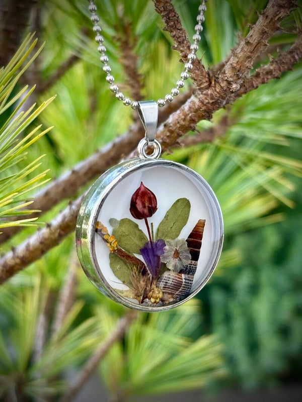 Botanisches Unikat: Handgemachte Waldschmuck-Kette mit echtem Schneckenhaus & Blüten