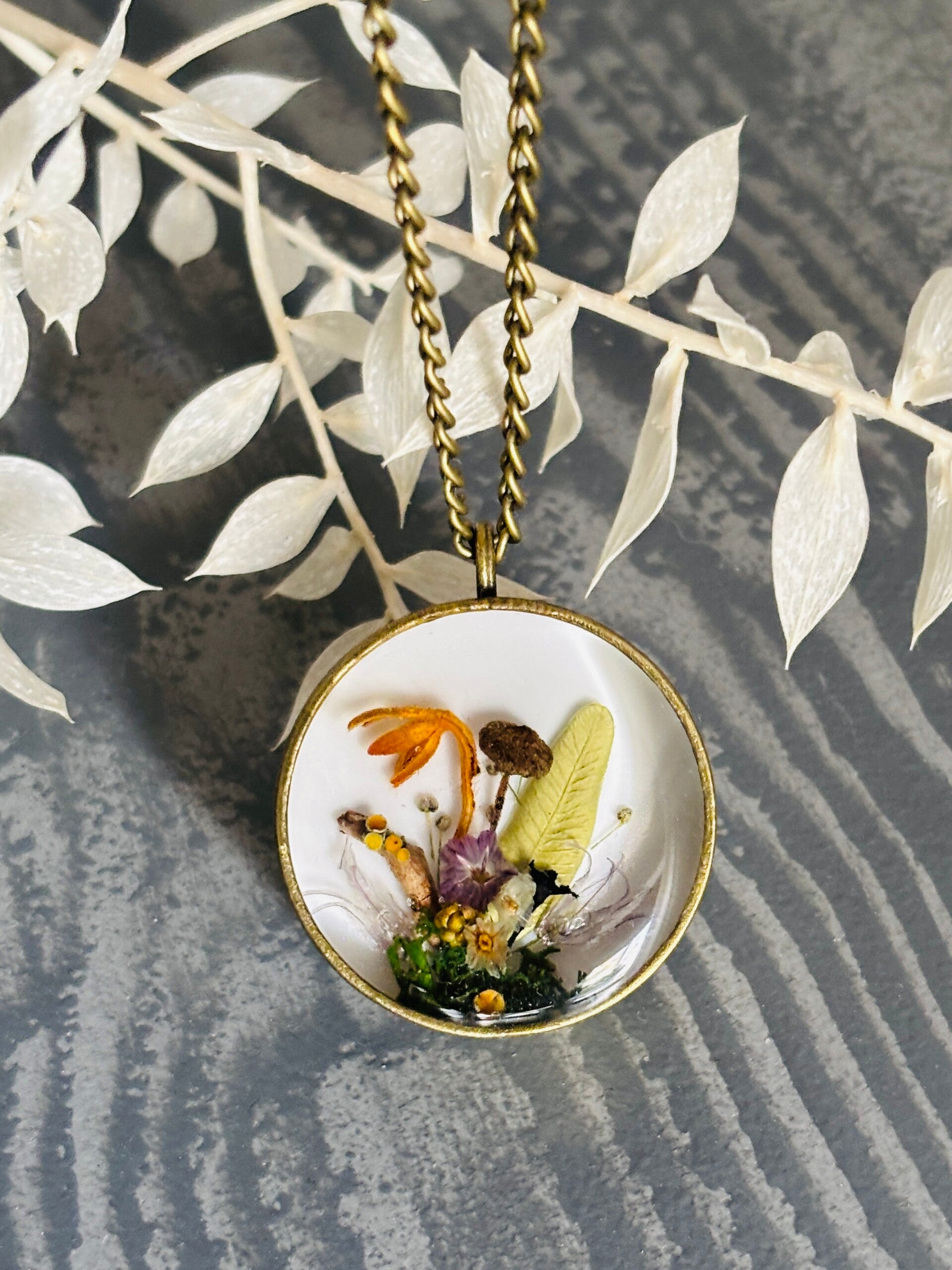 epoxidharz kette mit echten blüten und moos waldschmuck