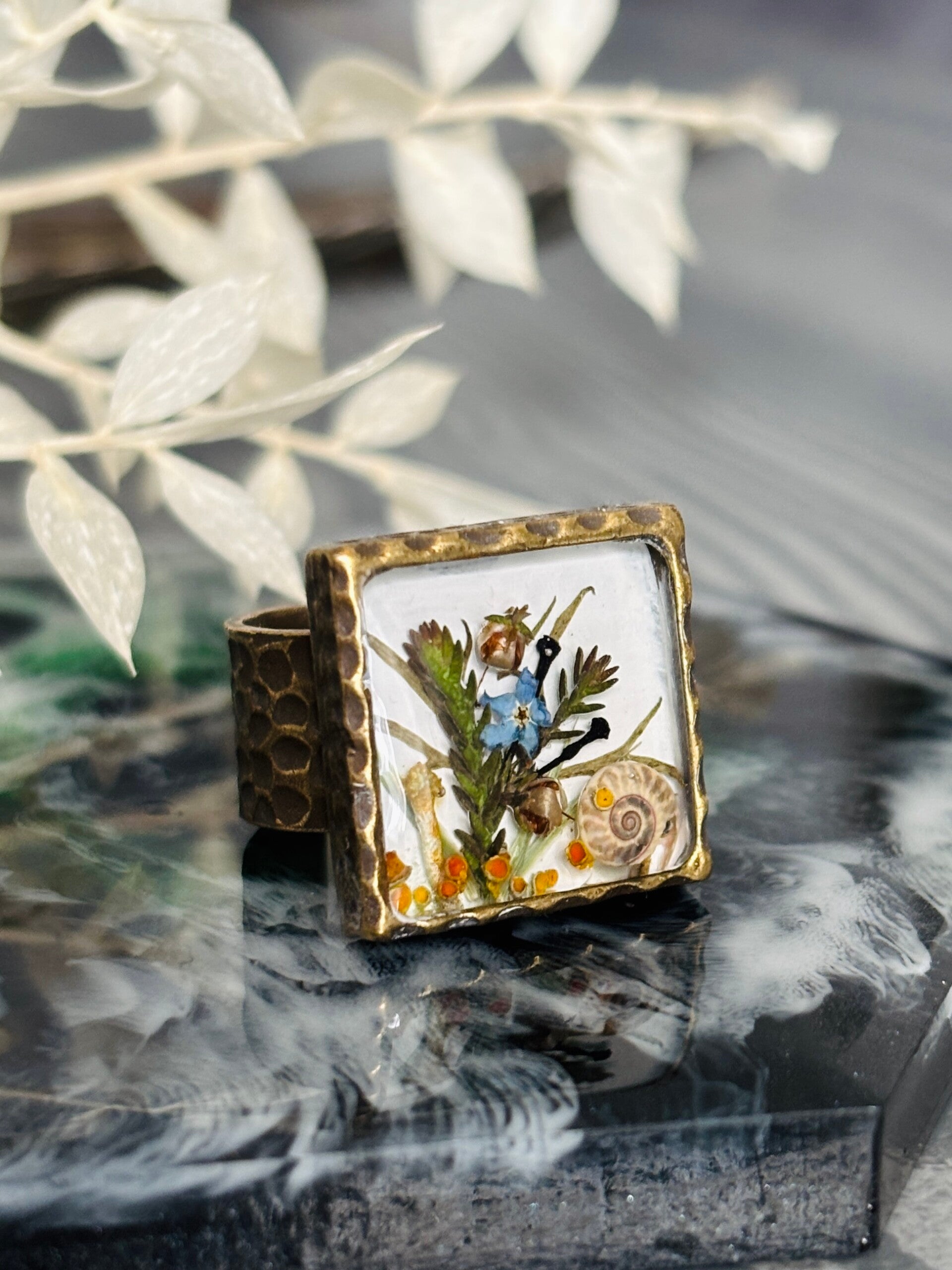 Vergissmeinnicht Ring aus Epoxidharz mit echten Blüten & Pilz - Naturschmuck Unikat