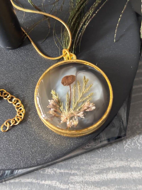 Goldene Wald-Eleganz: Handgemachte Statement Kette mit echtem Mini-Pilz & Heideblüten - handgemachter Waldschmuck