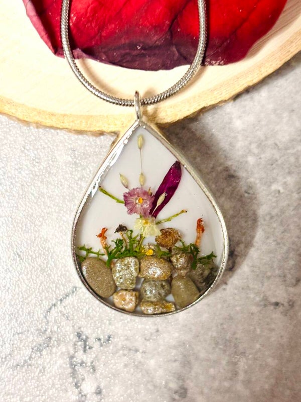 Boho Schmuck Kettenanhänger silber farben mit echten Blüten, Moos und Steinen - handgemachter Waldschmuck