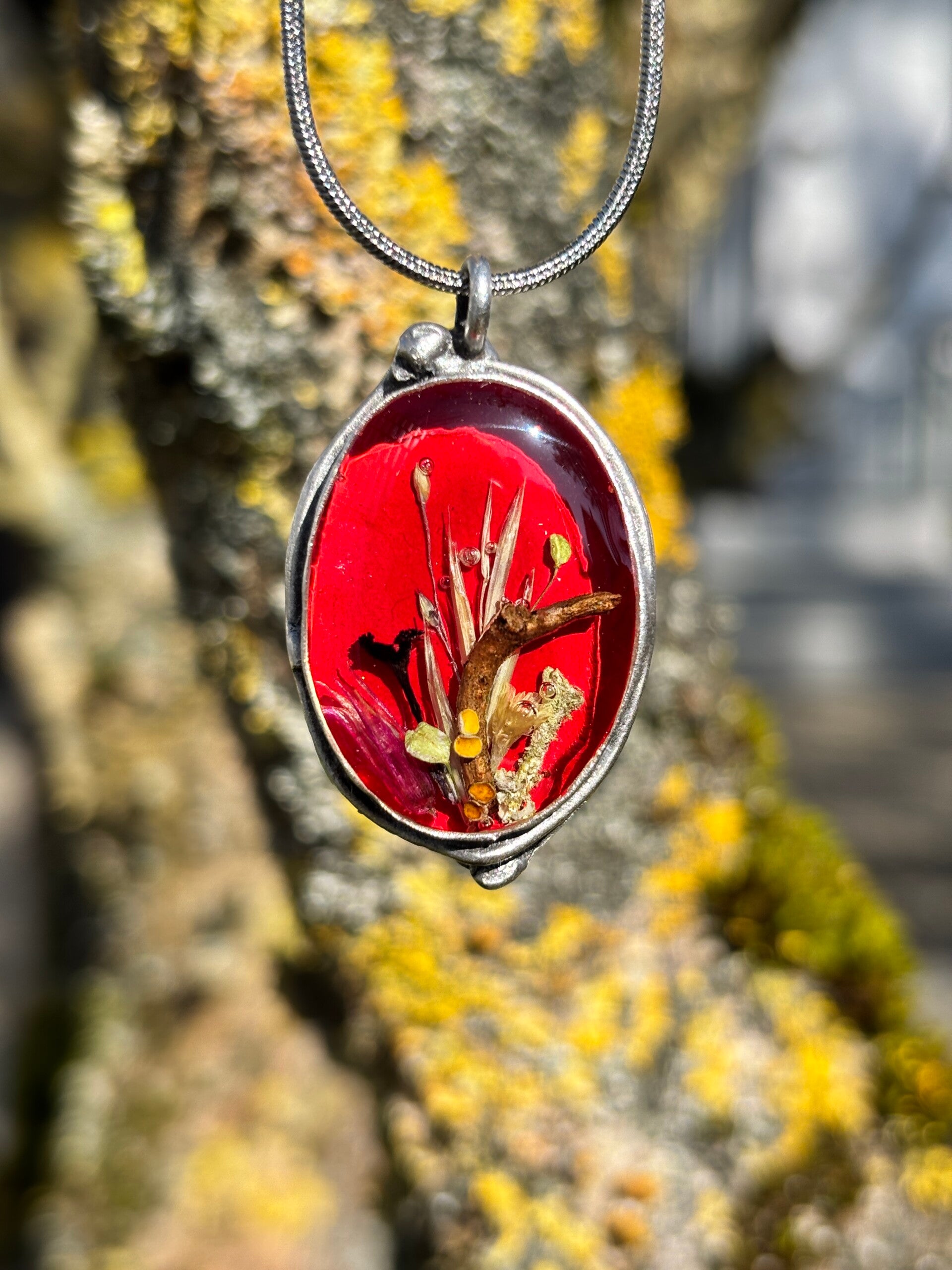 Mystischer Waldschmuck: Handgemachte ovale Statement Kette mit echten Flechten & Holz
