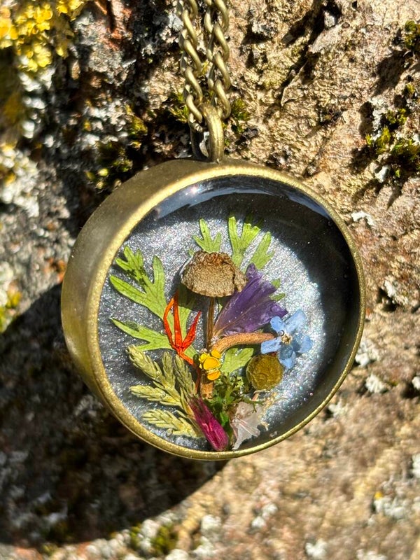 Farbenfrohe Waldmagie: Handgemachte Statement Kette mit echtem Pilz & Vergissmeinnicht - handgefertigter Waldschmuck