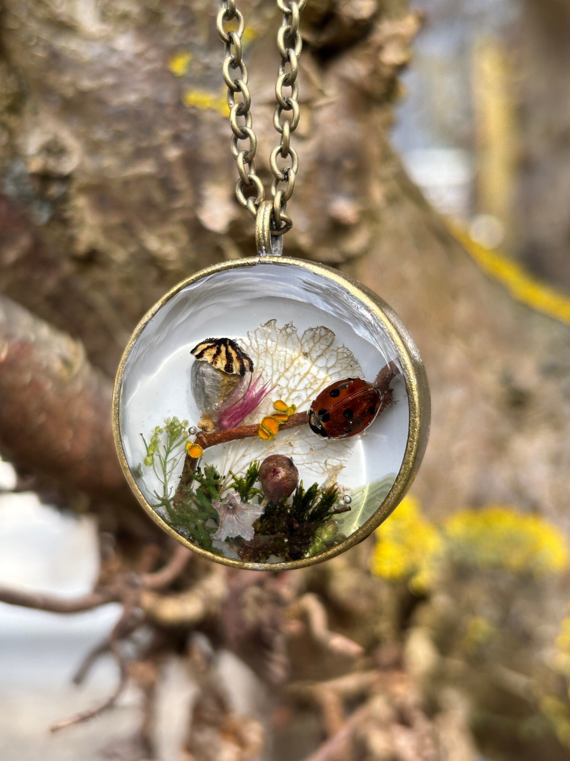 Handgefertigter Waldschmuck: Statement-Kette mit Marienkäfer, Mohn & Flechten – Naturschmuck aus Epoxidharz