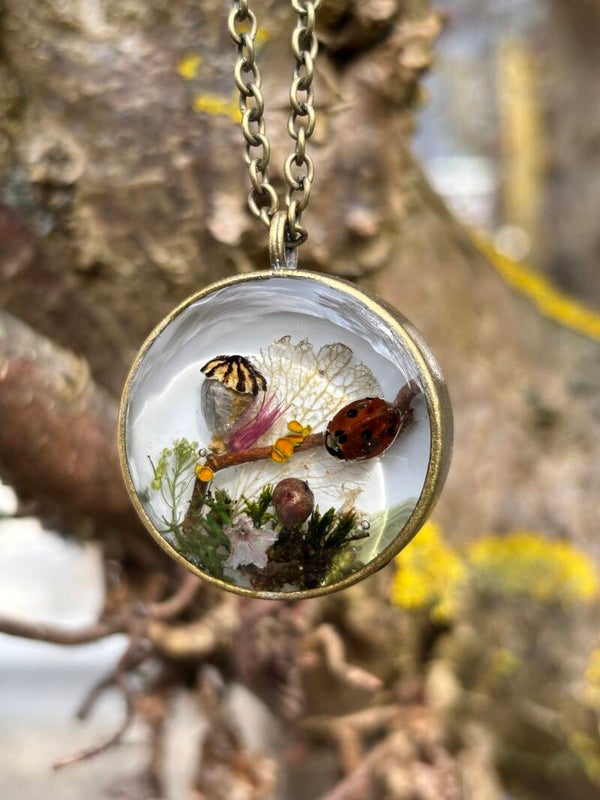 Handgefertigter Waldschmuck: Statement-Kette mit Marienkäfer, Mohn & Flechten – Naturschmuck aus Epoxidharz