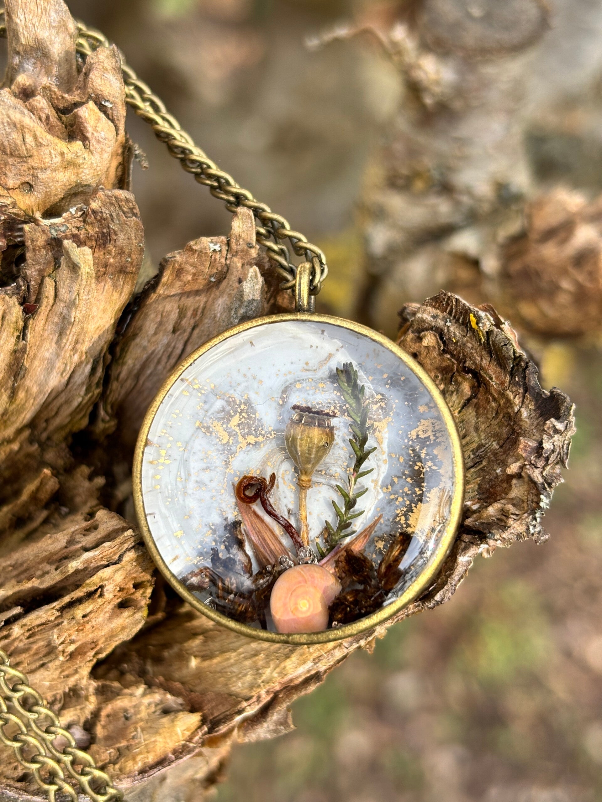 Edler Waldschmuck: Handgemachte Statement-Kette mit Mohn & Schneckenhaus weiß-gold – Naturschmuck aus Epoxidharz