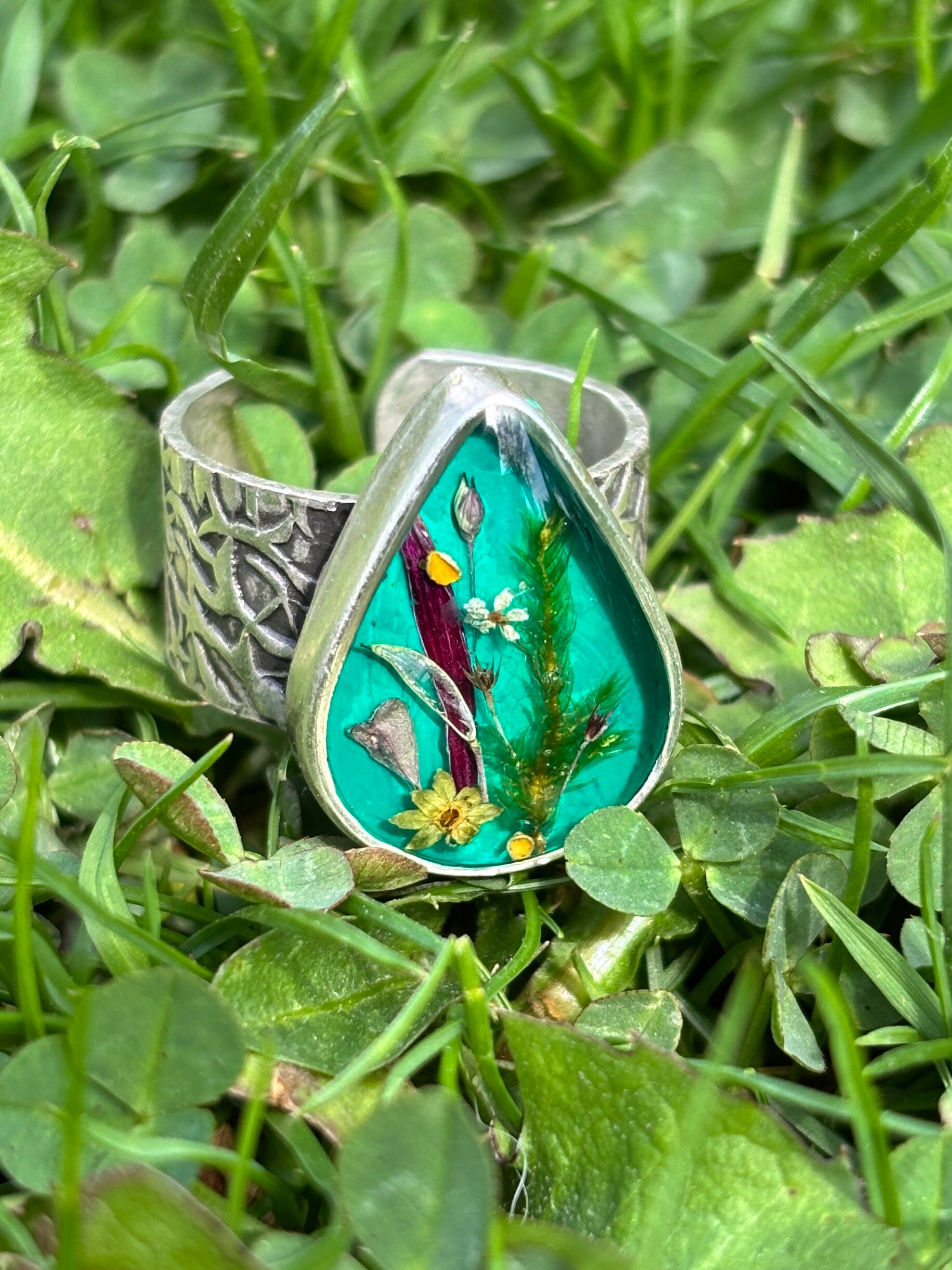 Statement Ring Unikat: Türkiser Cottagecore Ring mit Blumen, Blüten und Flechten in Resin - Boho Naturschmuck