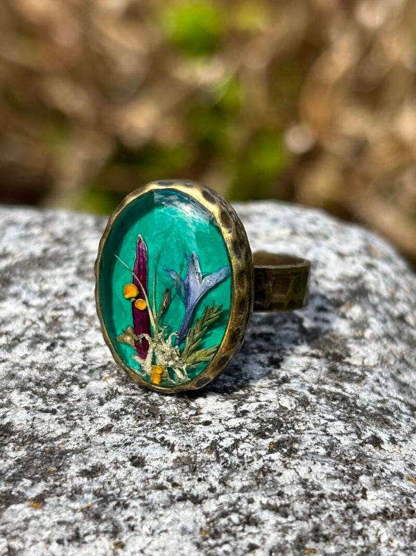 Statement Ring: Ring mit echten Blumen türkis aus Epoxidharz mit Blüten und Flechten - Handgemachtes Naturschmuck Unikat