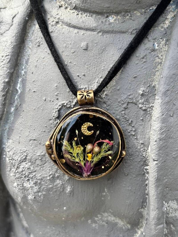 Statement Kette: Mondkette gold-schwarz - Halskette mit Anhänger aus Epoxidharz mit echter Zypresse, Federbusch Blüte und Gräsern, antik bronze, handgemachter Naturschmuck
