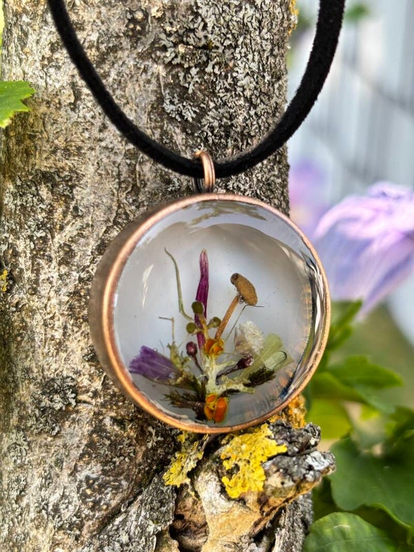 Waldschmuck Kette kupfer mit echten Blüten, Pilz und Flechten