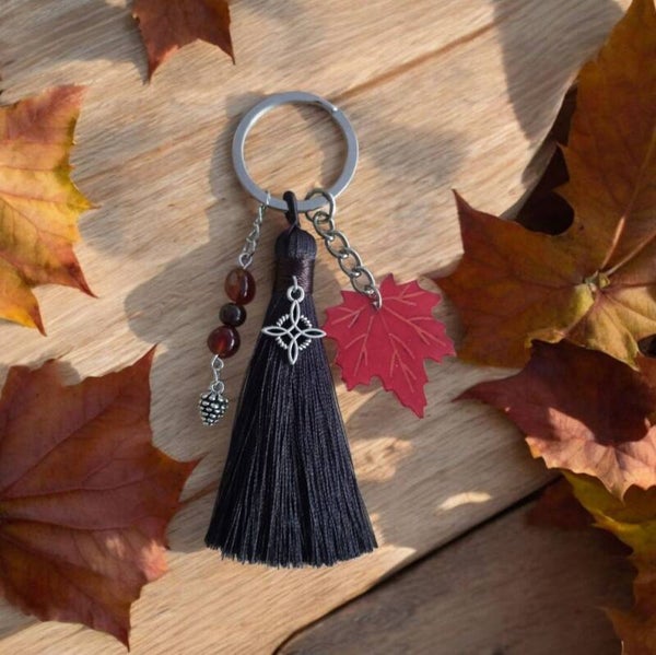 Porte-clé argenté – pompon brun