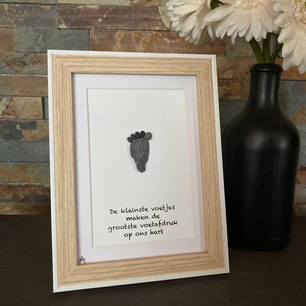 Schilderijtje 3D. De kleinste voetjes maken de grootste voetafdruk op ons hart. 16 x 21 cm of 27 x 21 cm.