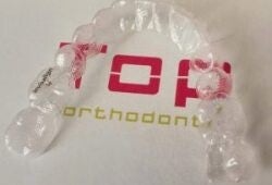 de transparante beugel