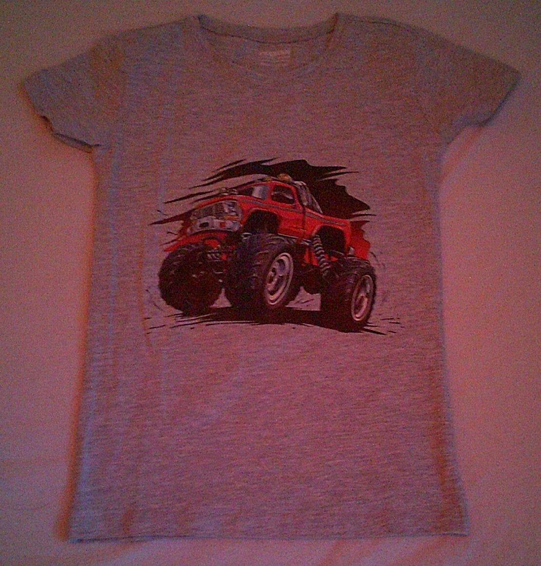 grijs shirt met een monster truck