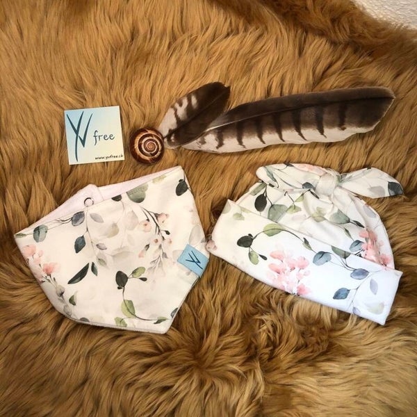 Sabberlatz und Mütze Blumen und Eukalyptus gross weiss