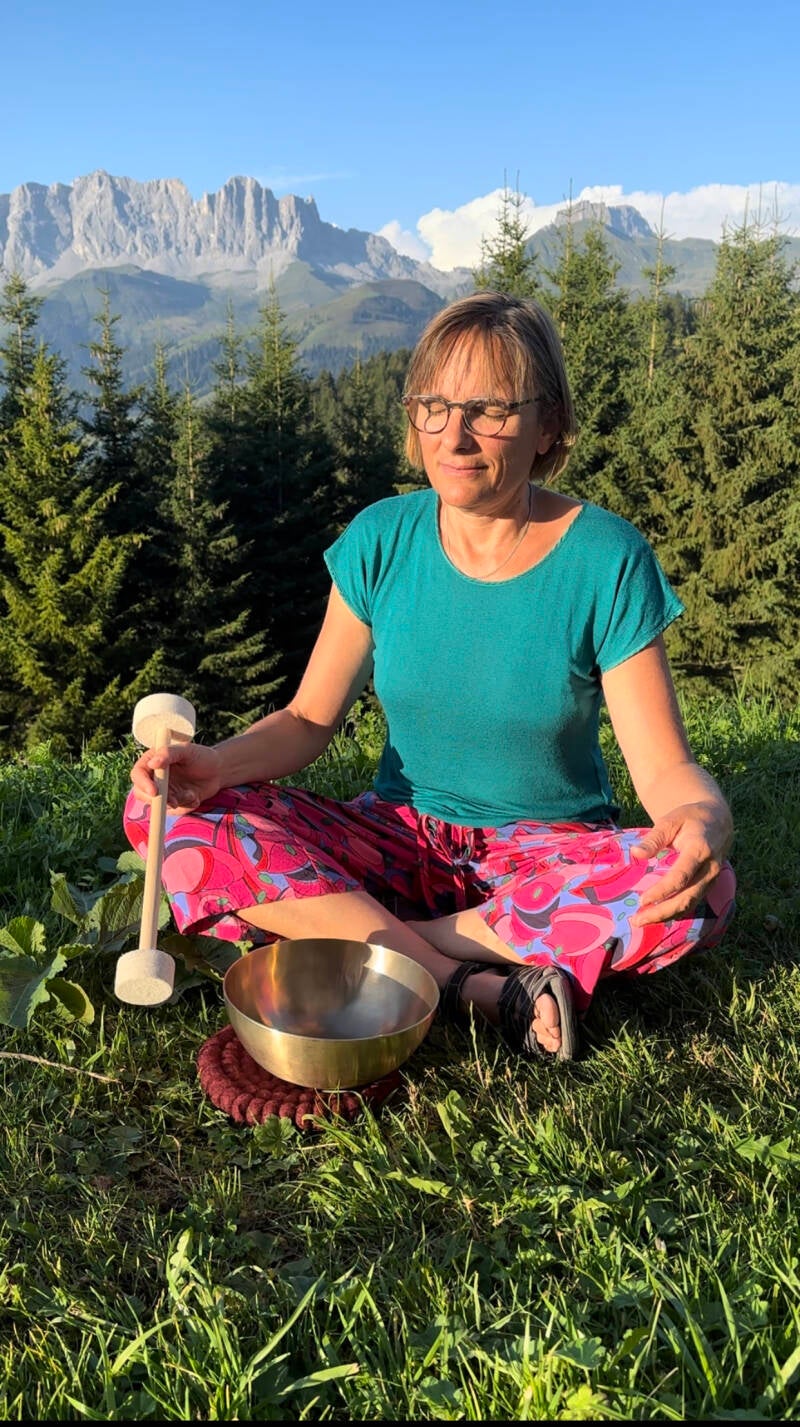 Klangmeditation mit Klangschale in der Natur