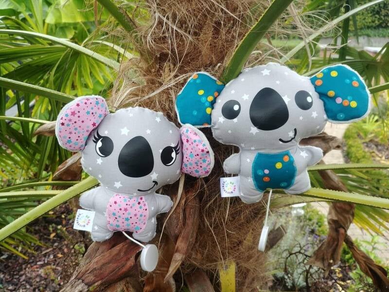 Doudou musical koala personnalisé, doudou bébé fait main, cadeau de naissance original et rassurant