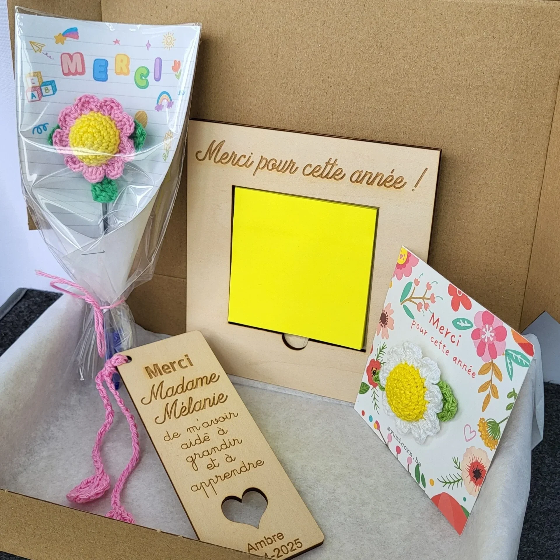 Boite cadeau 25 € - Cadre à post-it, bic, aimant et marque-page