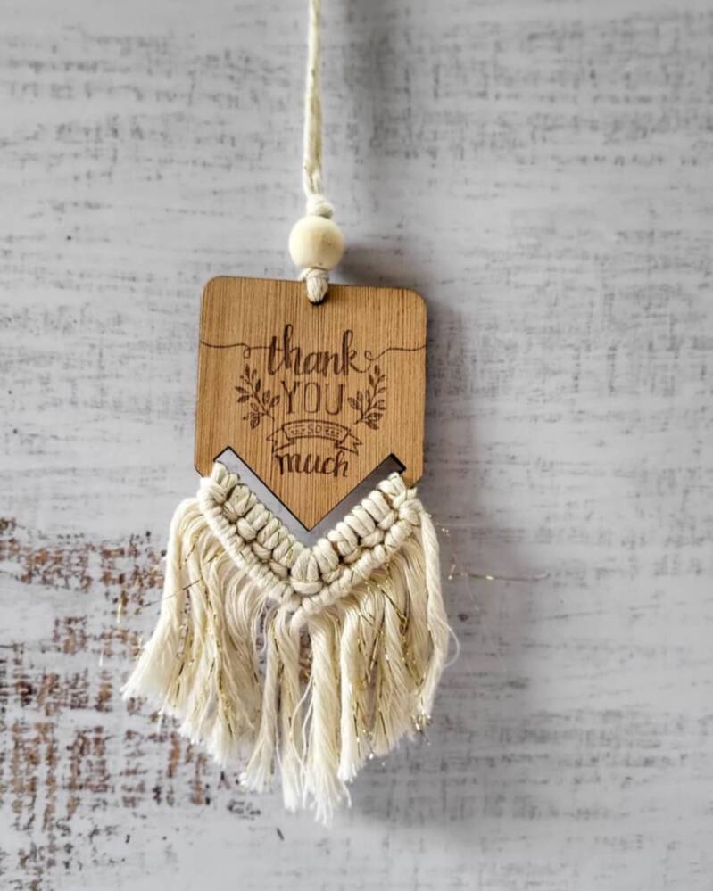 Suspension décorative en bois et macramé, décoration murale bohème et naturelle, création artisanale pour intérieur chaleureux, à suspendre dans un bureau ou à un rétroviseur