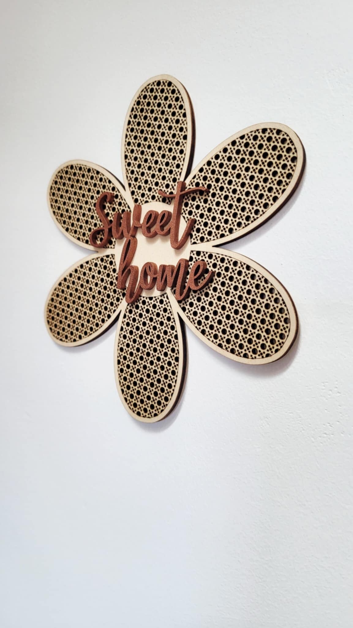 Décoration murale en bois, fleur avec design immitation rotin. Fabriqué à Braine-l'Alleud