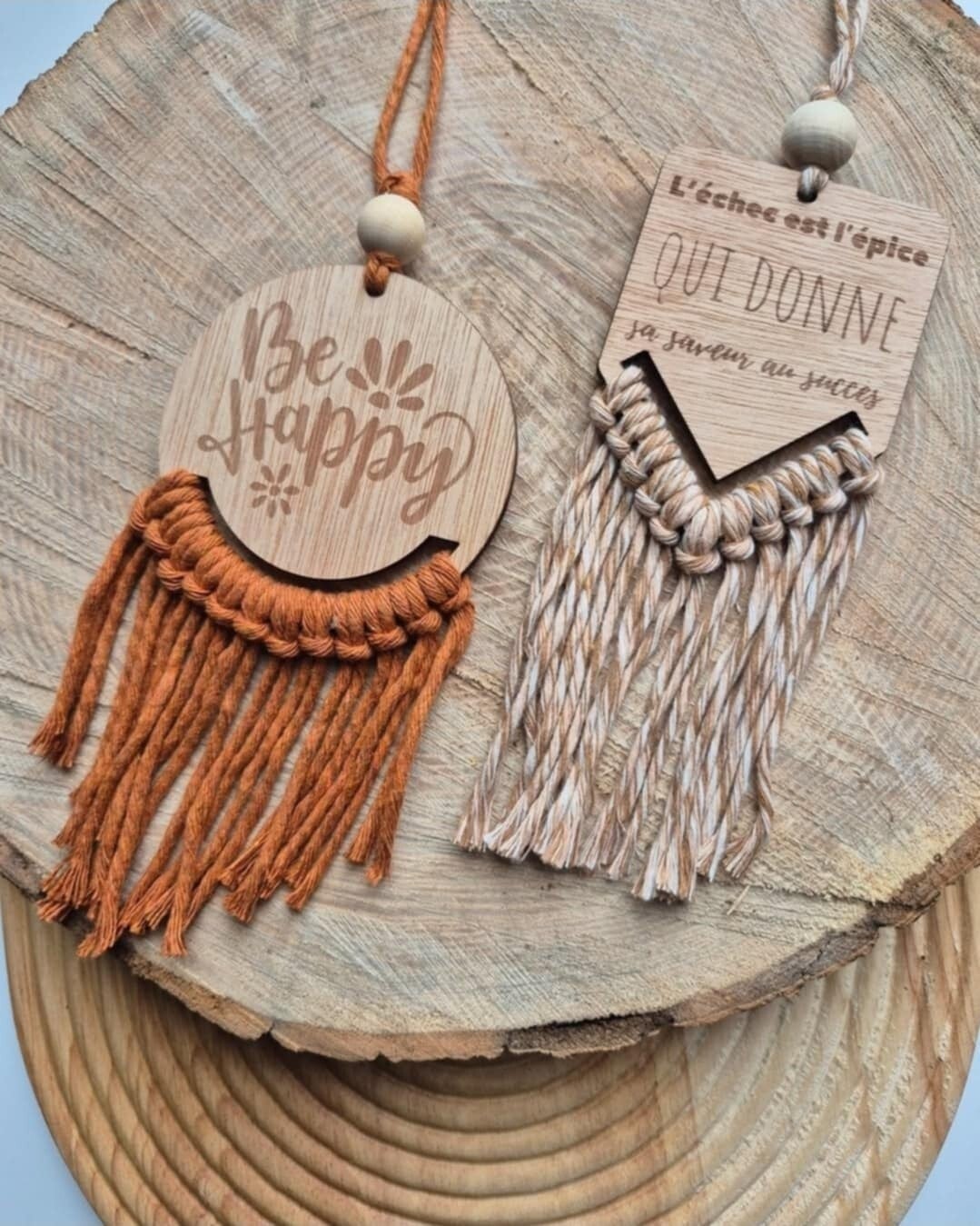 Suspension en bois avec macramé ajouté par Cherry Boheme. Fabriqué à Braine-l'Alleud.