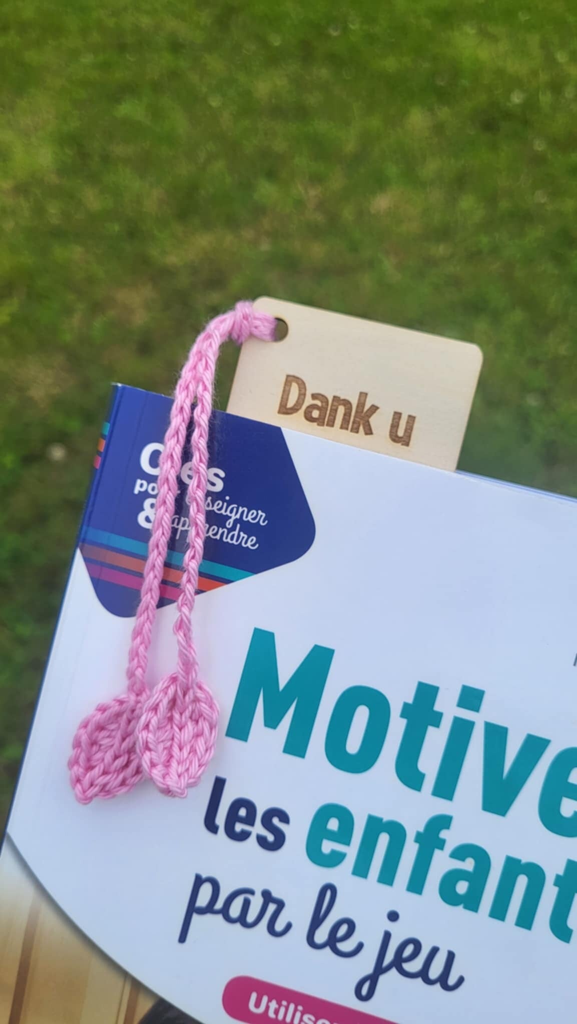 Marque-page en bois gravé et à personnaliser. Avec ajout de crochet (yumicorn) ou de macramé (cherry boheme). Fabriqué à Braine-l'Alleud