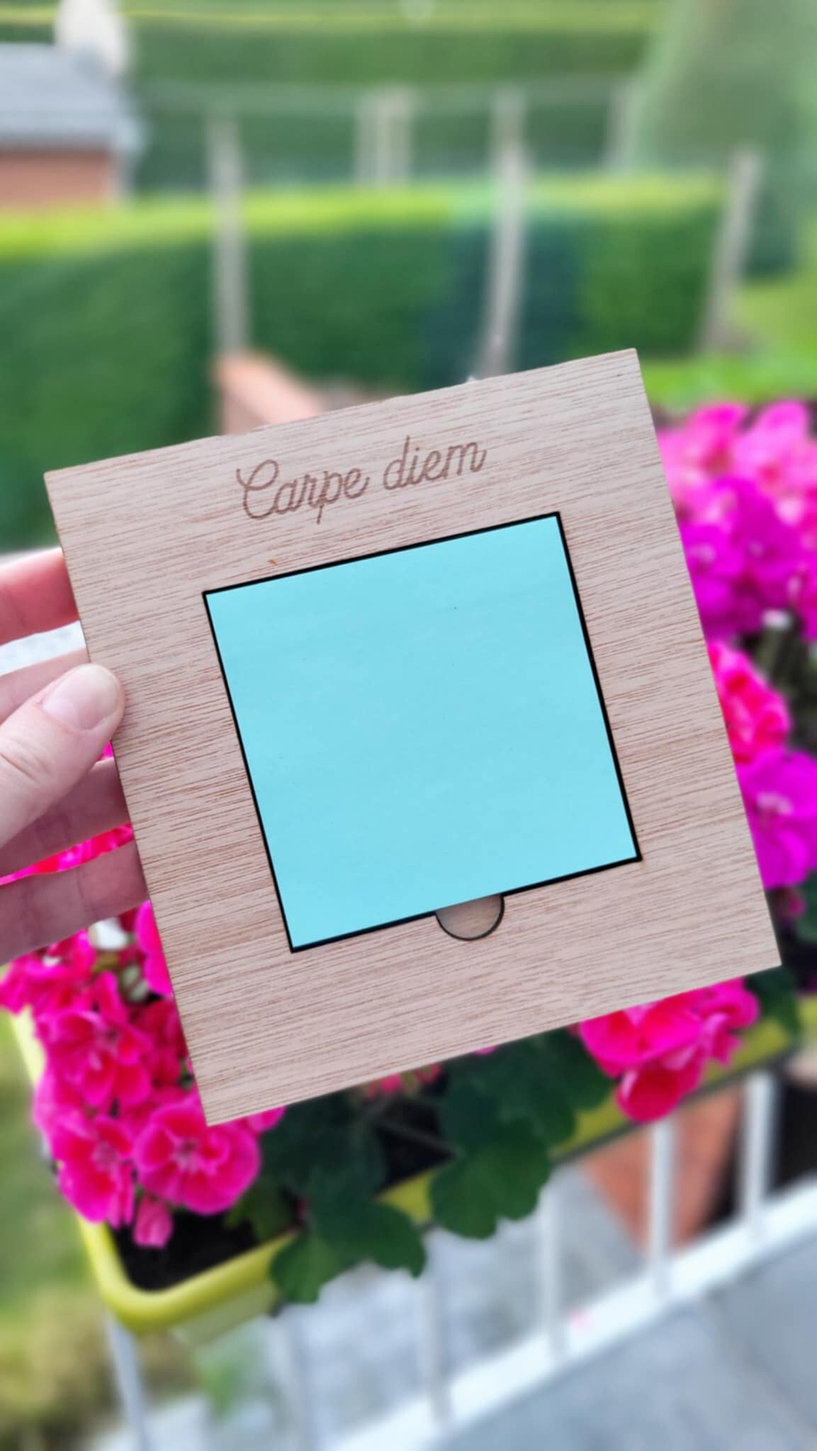 Cadre à post-it en bois gravé et personnalisable conçu par Doux Trio, à Braine-l'Alleud