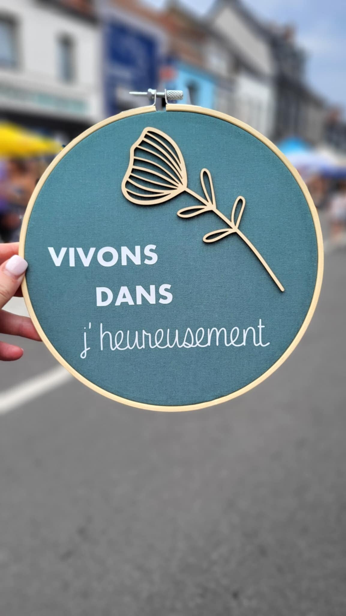 Décoration murale en bois et tissu coton. Fabriqué à Braine-l'Alleud. Citation lifestyle