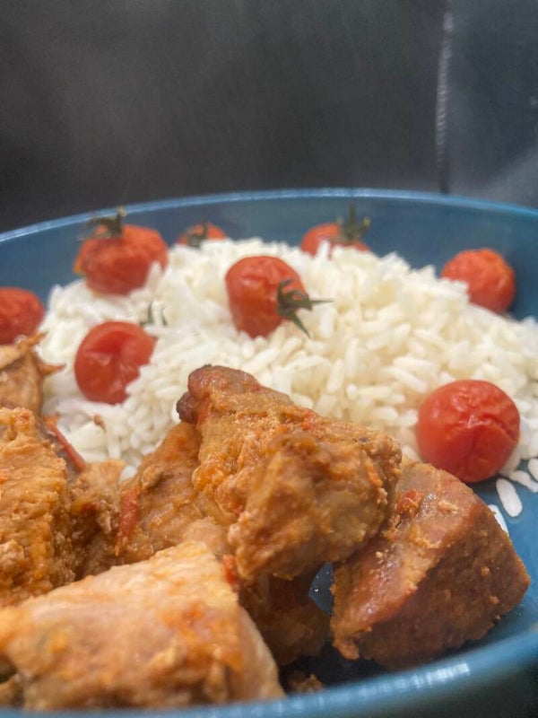 Sauté de porc mariné au poivron, riz.