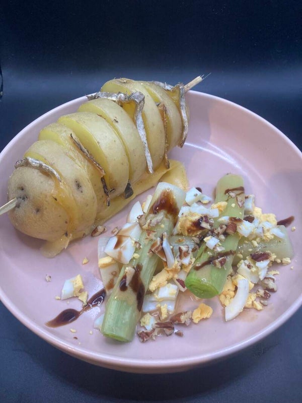 Poireau vinaigrette aux noix, éventail de pommes de terre à la tomme du Domesin