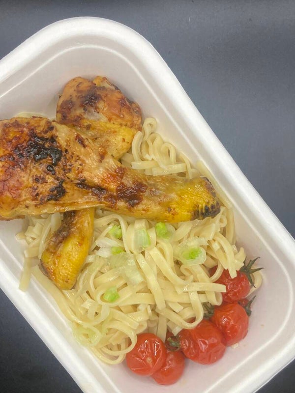 Pilons de Poulet aux épices légères, nouilles aux cebettes et tomates cerises confites