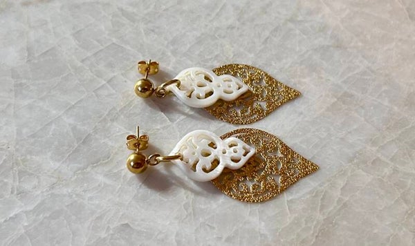gouden knopjes met hanger wit , goud nikkelvrij