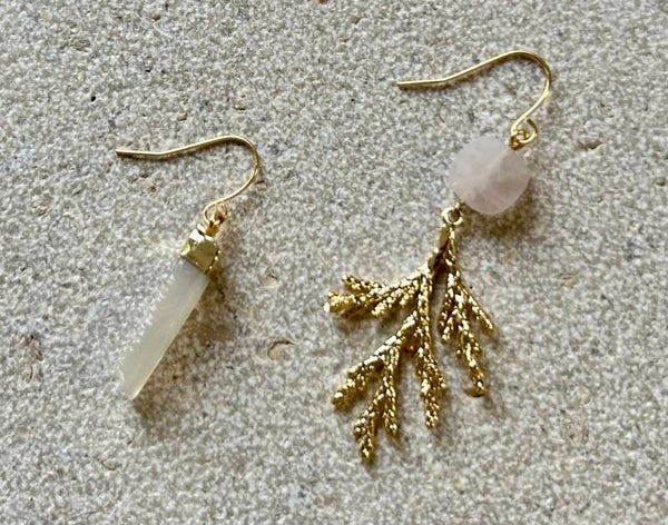 Gouden asymmetrische oorbellen 24K met kleine natuursteen donkergroen en rechthoekige hanger goud