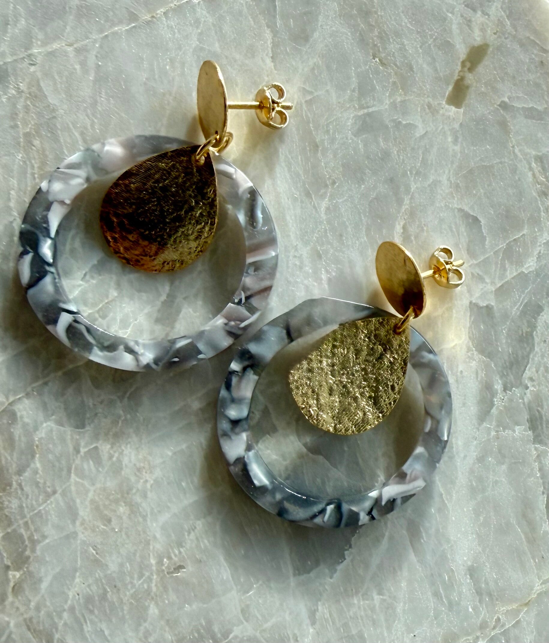 Gouden ronde knopjes 18K met Risin, grijs wit motief