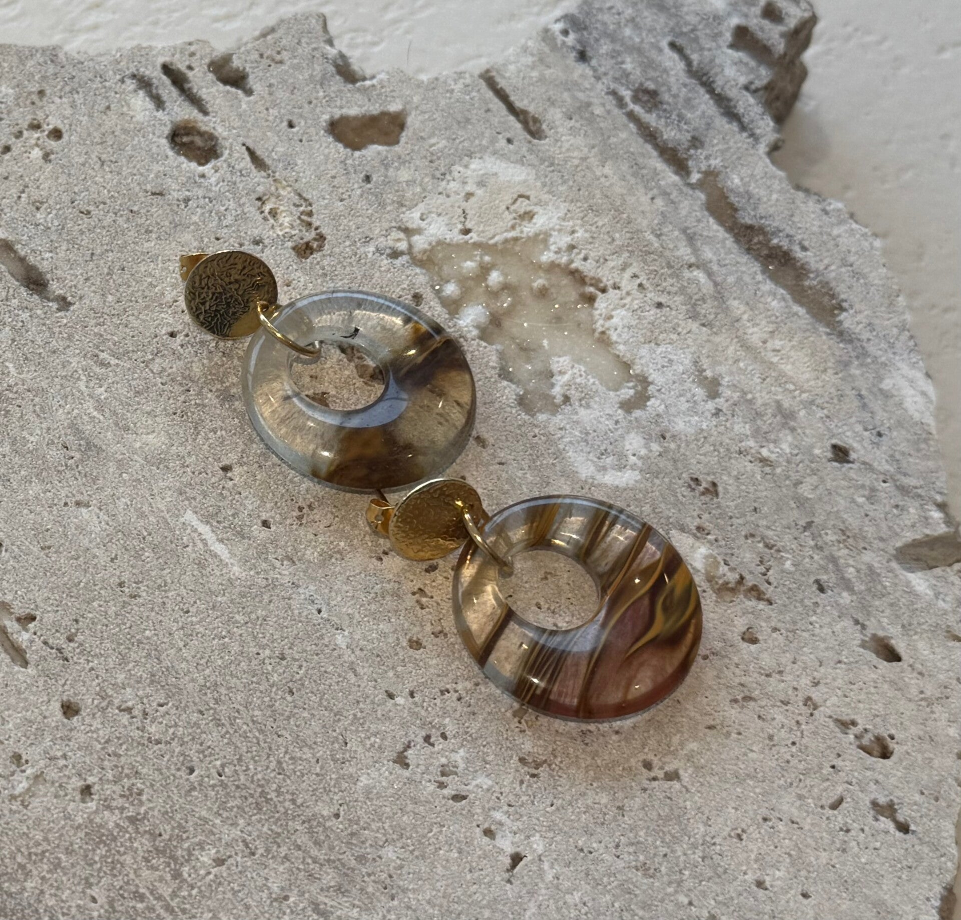 Gouden ronde knopjes 24K met glas ronde bruin geel