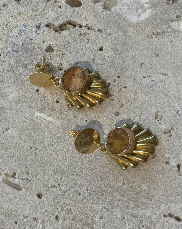 Gouden ovalen oorbellen 24K  met ronde gouden knop en gele natuursteen