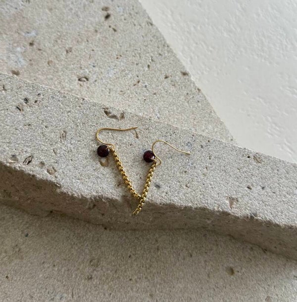 Gouden hanger met natuursteen glas parel donker rood