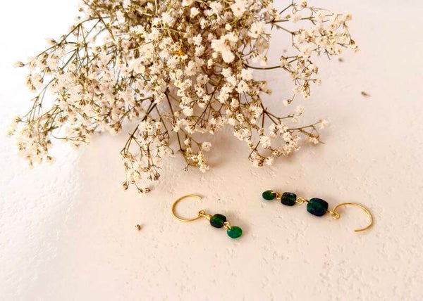Gouden asymmetrische oorbellen 24K met kleine natuursteentjes donkergroen met ronde in steker