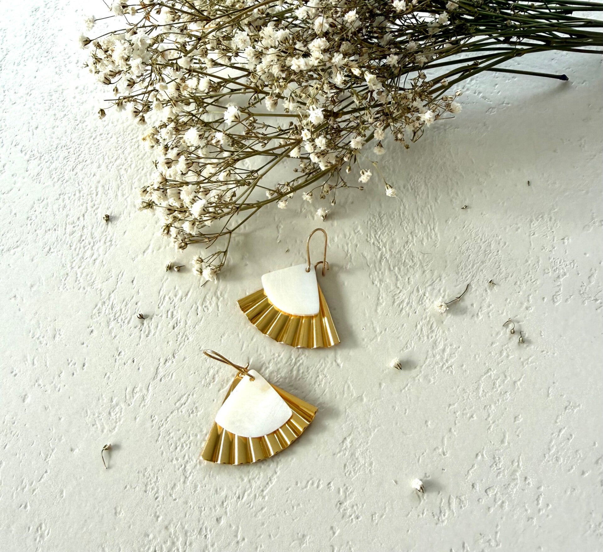 Witte gouden waaier met witte resin met haakje