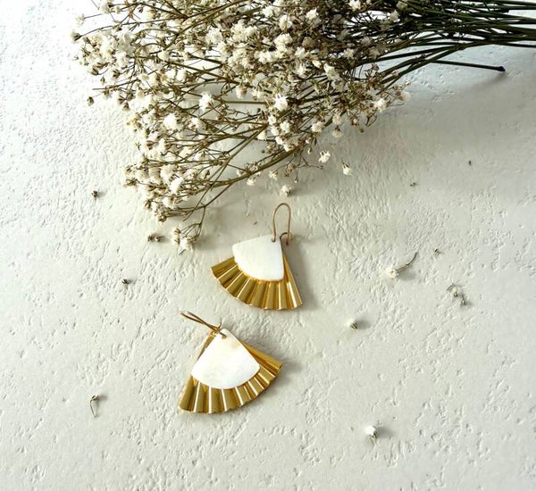 Witte gouden waaier met witte resin met haakje